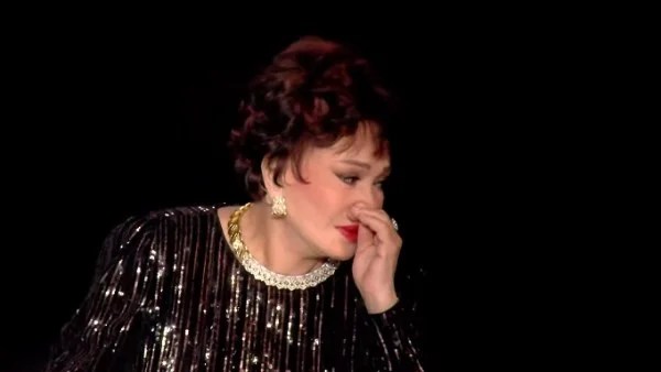 بكاء لبلبة على الهواء يعكس وحدتها بعد فقد الأصدقاء