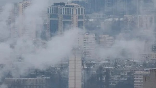 هجوم بطائرات مسيرة يشعل حريقًا في مبنى سكني بكييف