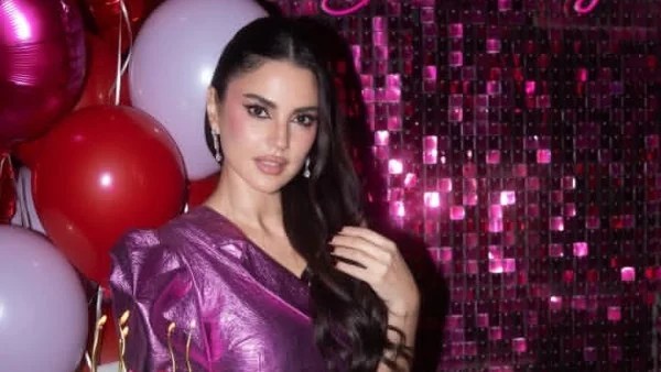 درة تتألق في عيد ميلادها بإطلالة أنثوية أنيقة