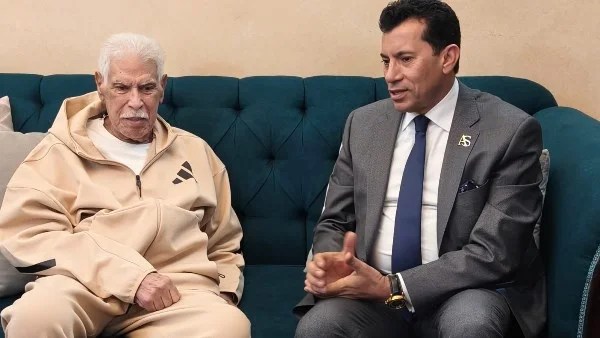 وزير الرياضة يطمئن على صحة الكابتن حسن شحاتة