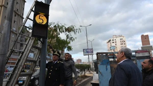 محافظ الغربية يتفقد تركيب إشارة ضوئية في المحلة الكبرى