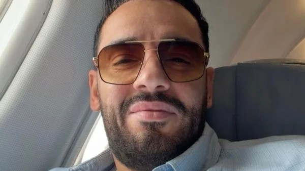 رامي جمال يخطف الأنظار من الطائرة