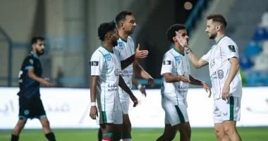 أحمد حسن كوكا على دكة البدلاء في مباراة الهلال والاتفاق