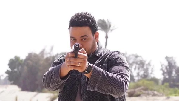 مصطفى غريب يروج لمسلسله الجديد بأسلوب كوميدي