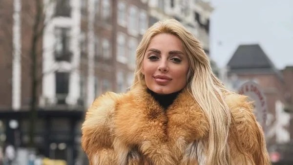 مي حلمي تتألق بإطلالة أنيقة في أمستردام