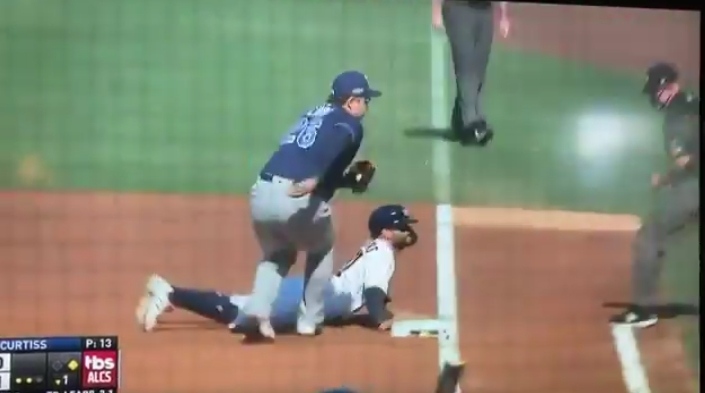 ¡sorprendido! Así agarraron fuera de base a josé altuve (vídeo)