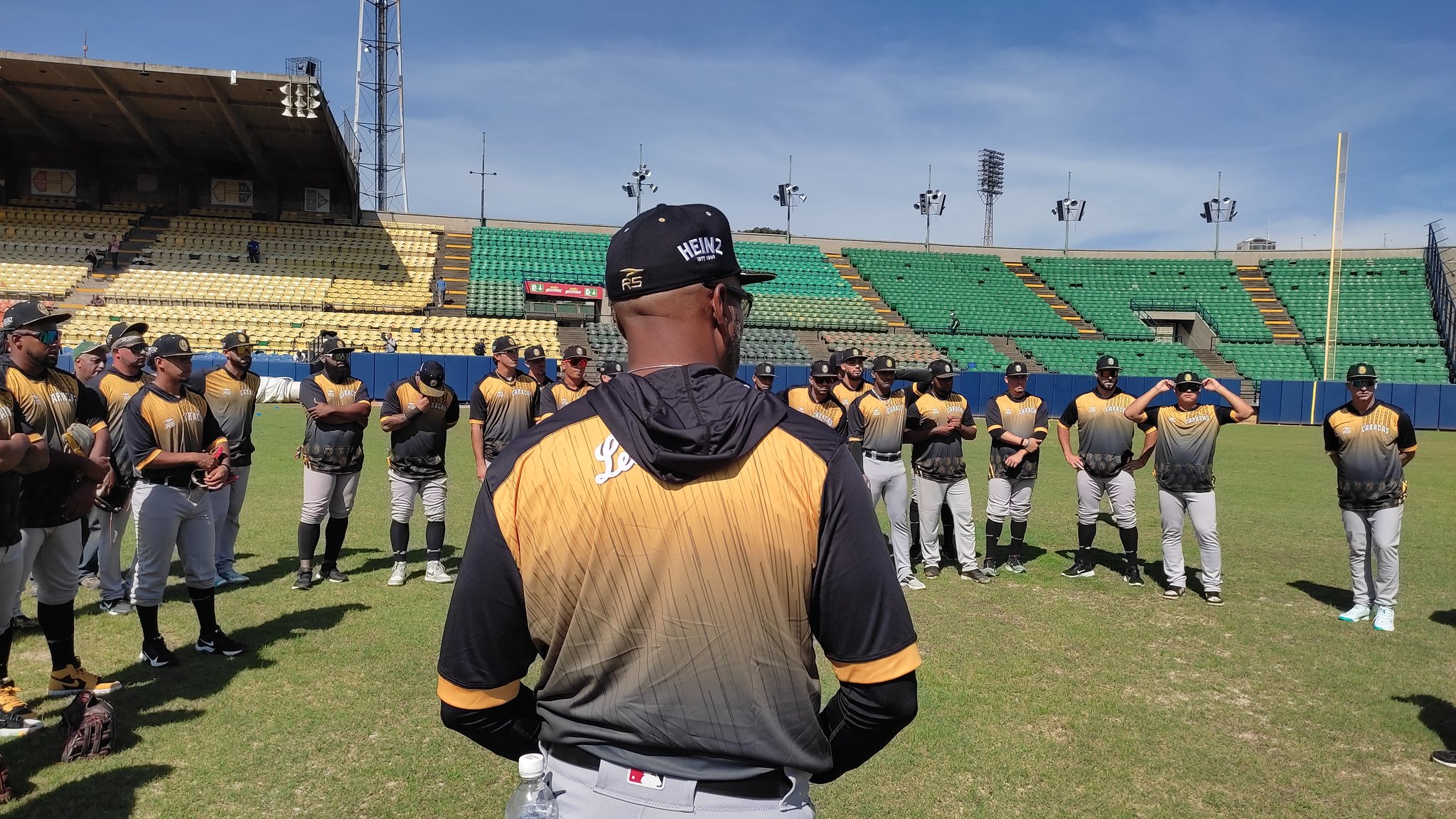 Leones del caracas rugen desde su cueva al iniciar su pretemporada
