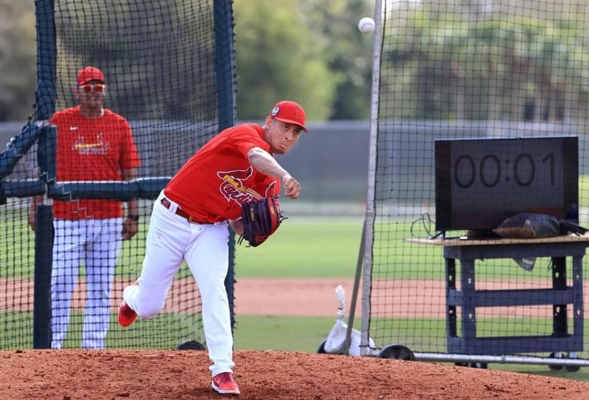 El mexicano giovanny gallegos no lanzará en primavera hasta adaptarse al reloj de pitcheo