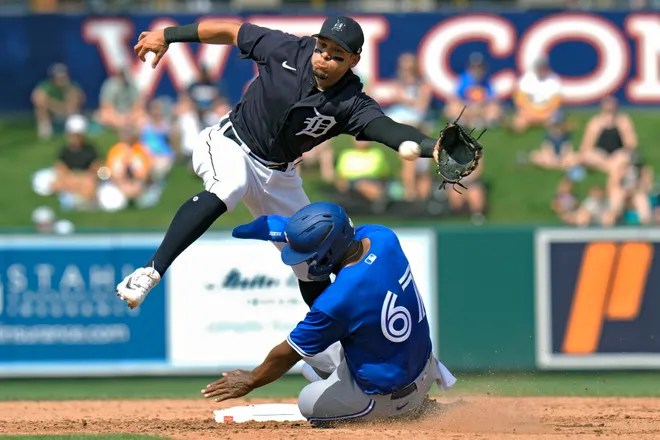 Detroit tigers reasignaron al venezolano césar hernández al campamento de milb