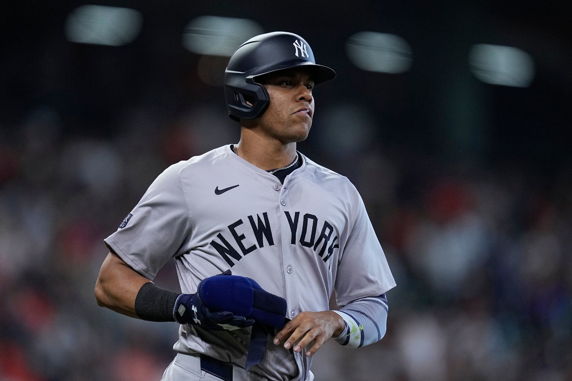 Juan soto vistiendo el uniforme de new york yankees