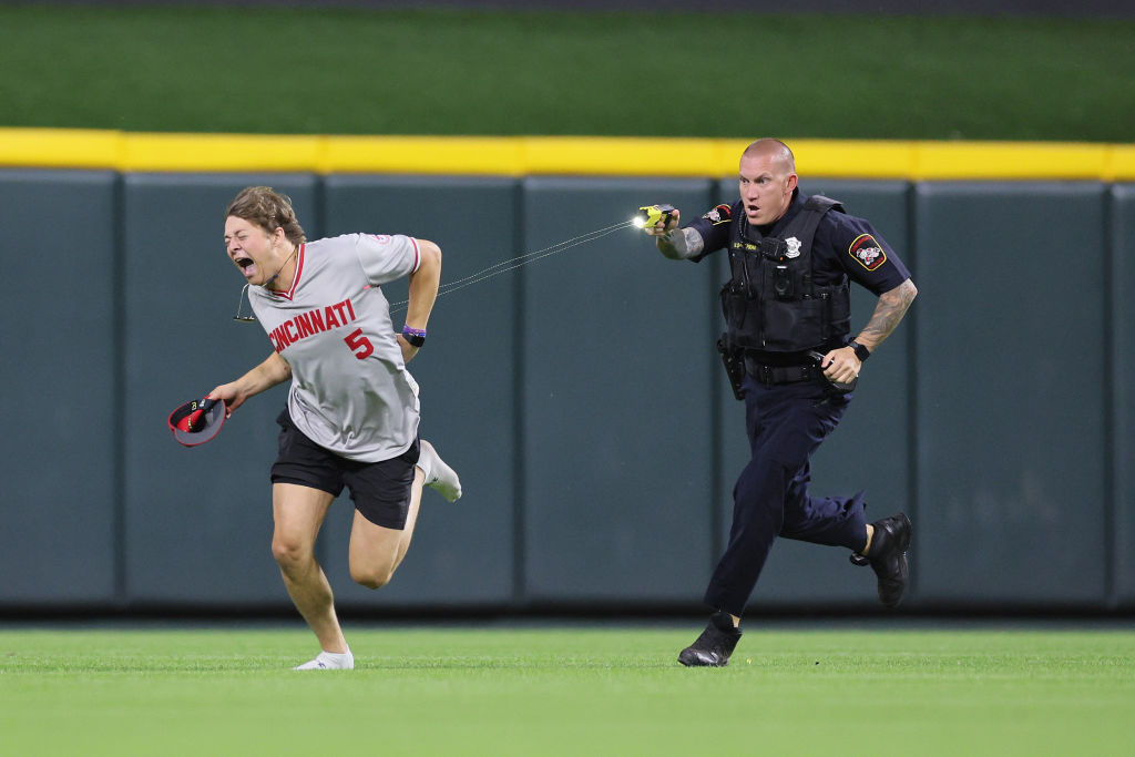 Fan de reds es paralizado con un taser tras invadir el terrero de juego [video]