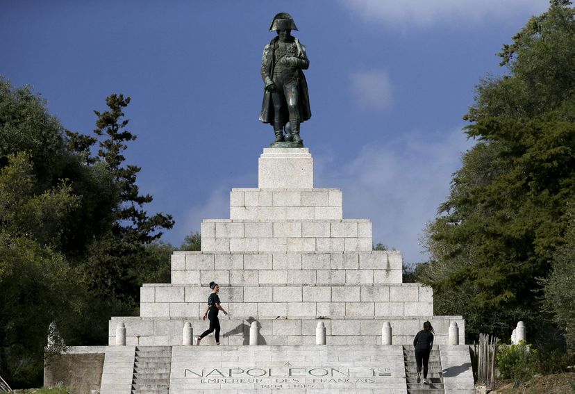 Francia conmemora el bicentenario de la muerte de Napoleón, pero no lo celebra