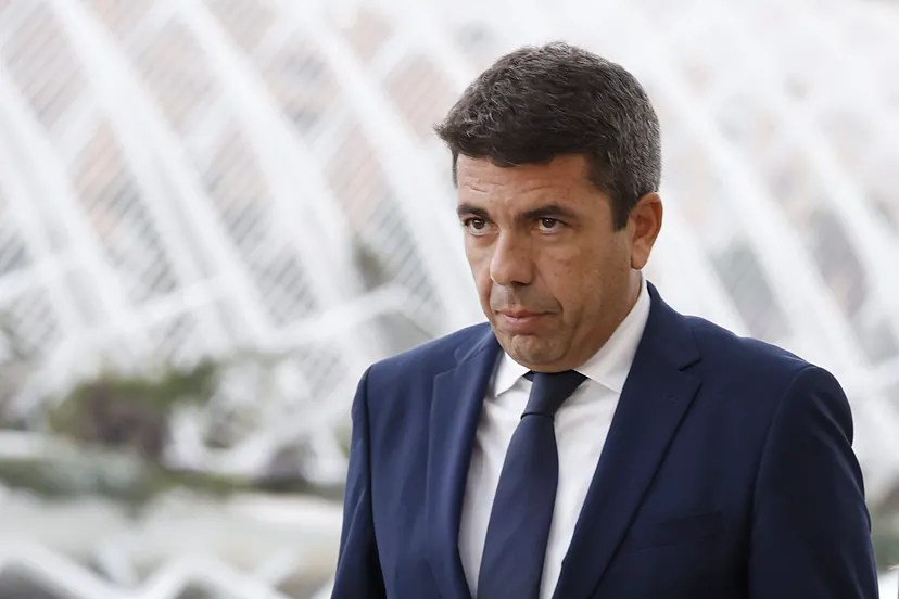 Mazón comparece acompañado de todo su gobierno