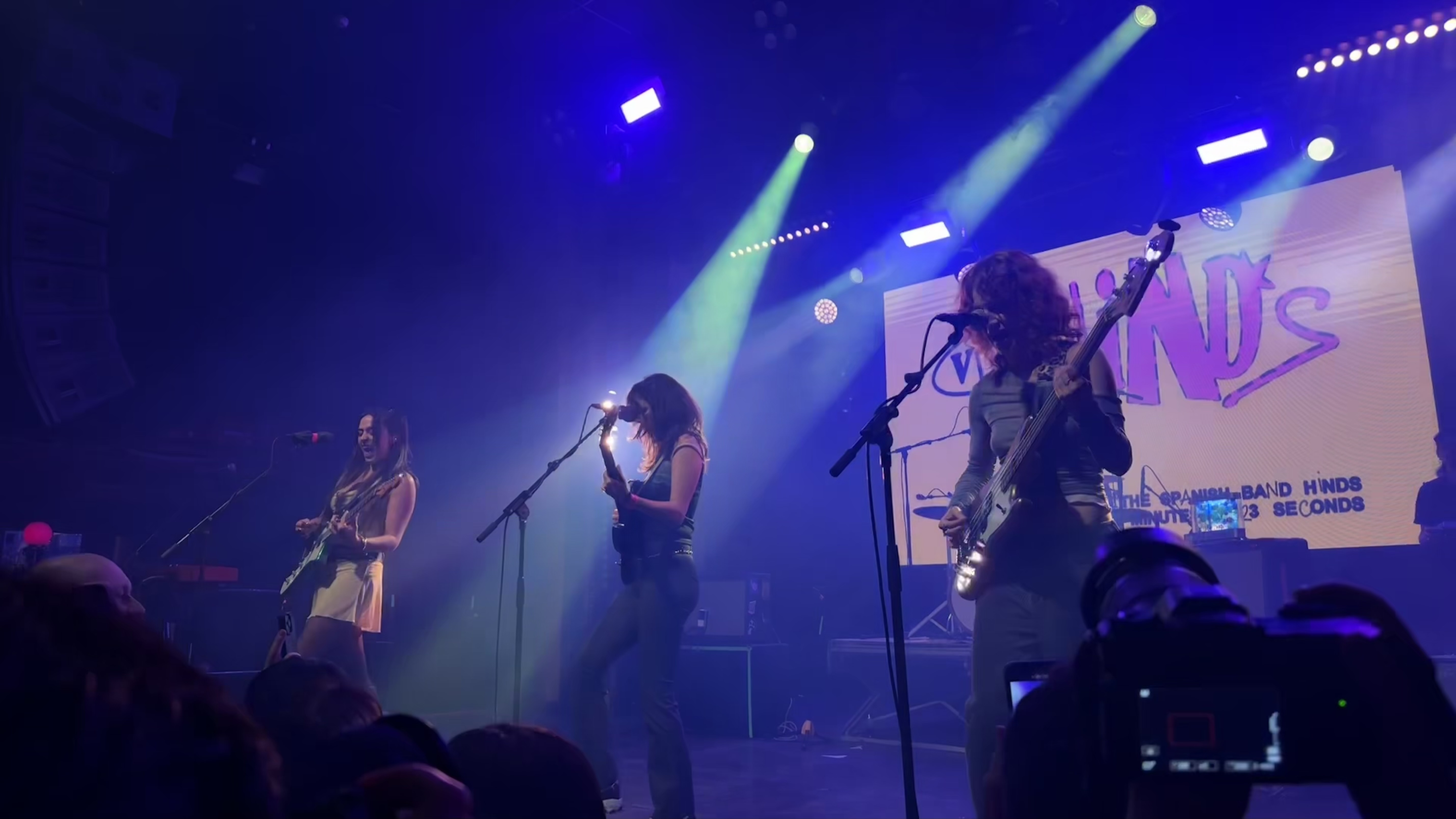 Hinds contagia su energía en Barcelona con su gira «Viva Hinds»