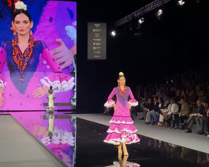 ‘SIMOF 2026’: La moda flamenca se reinventa con vestidos ‘midi’ y tonos tierra