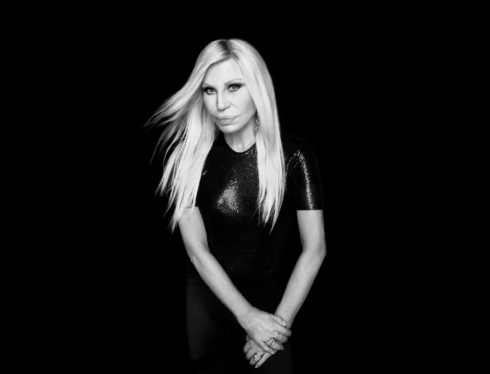 La vida tras Versace: Donatella estrena sello propio junto a Revolve