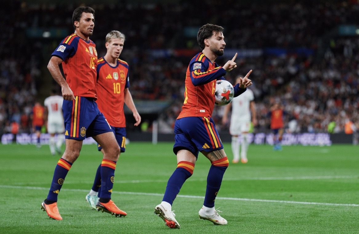 España estrena su segunda estrella ganando a Inglaterra en un partido vibrante