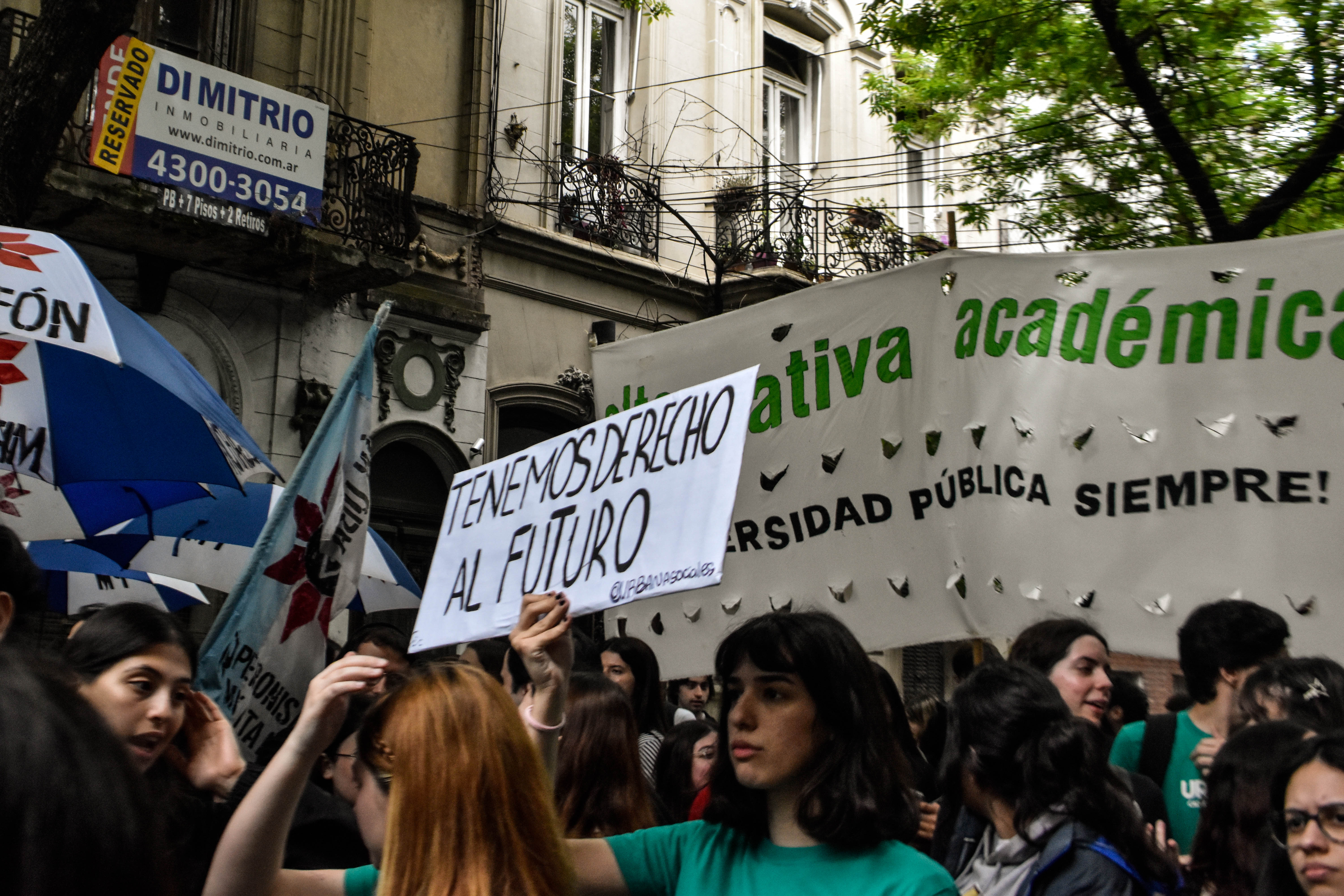 Buenos Aires enfrenta represión policial durante la manifestación por la educación pública