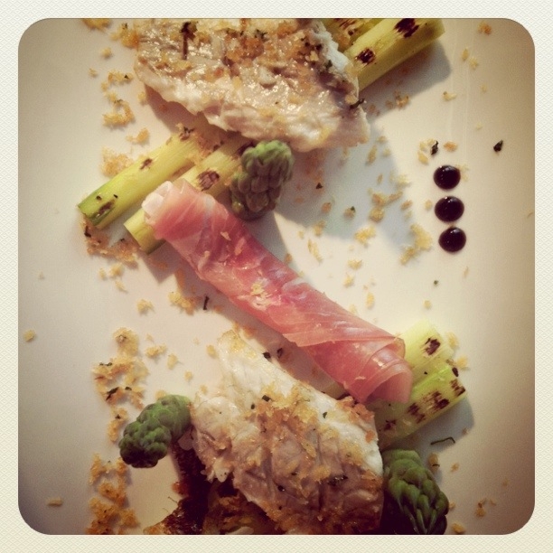 Vurig voorspel met zeebaars en groene asperge -- nabeeld