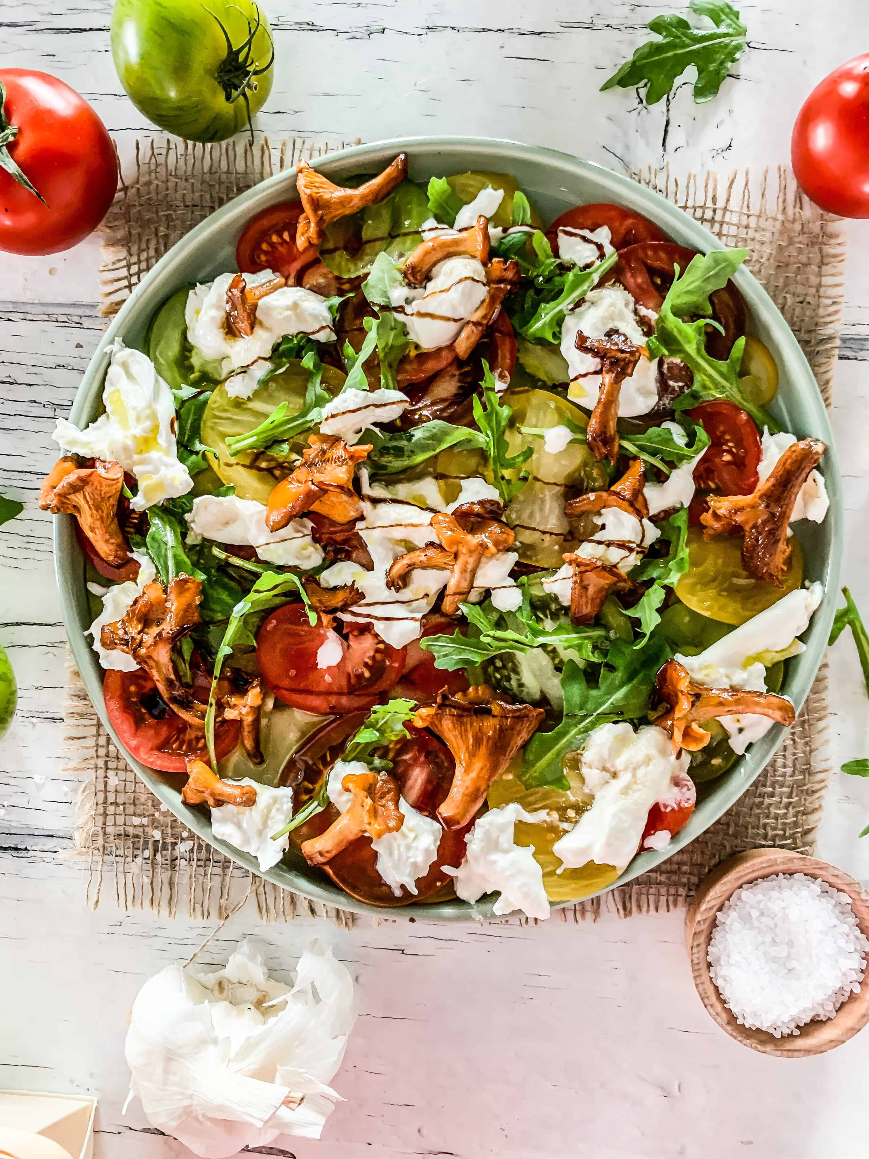Tomatencarpaccio mit pfifferlingen und Burrata