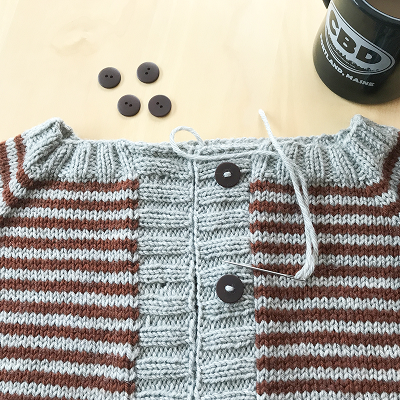 How to Attach Buttons – Elizabeth Smith Knits