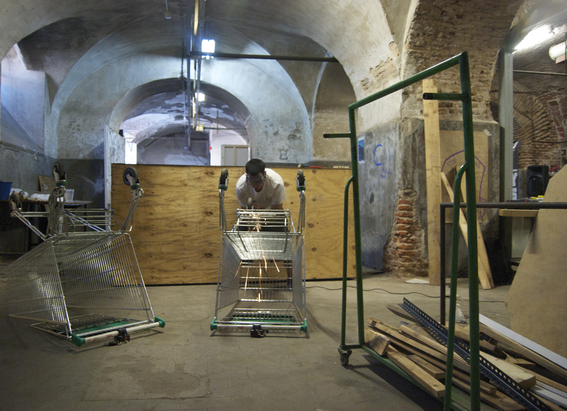 Colectivo Conceptuarte construyendo un Merendero Portátil