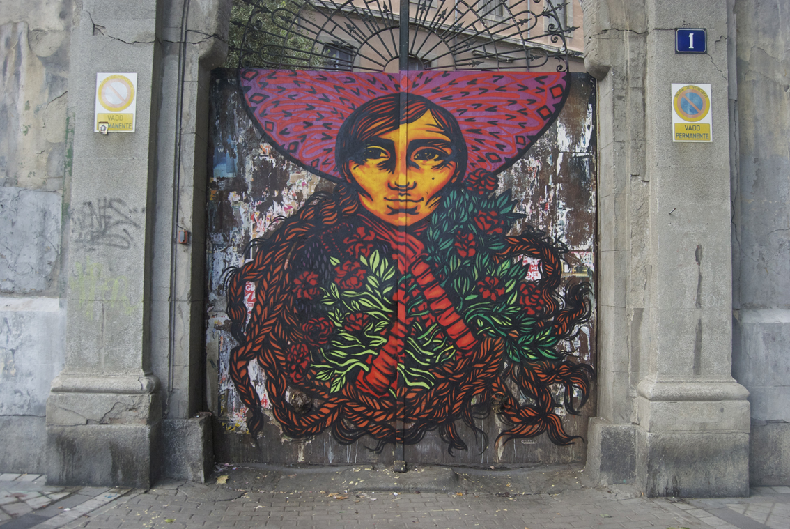 Bastardilla en la puerta de Embajadores de La Tabacalera