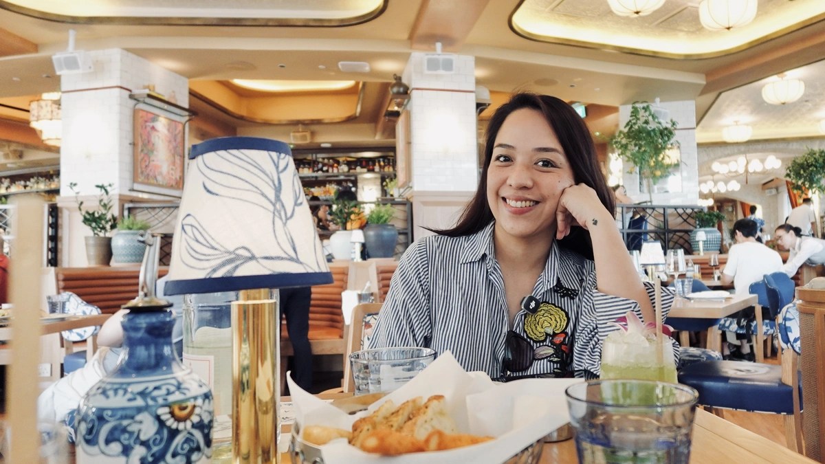 solo-dinner-smiling-restaurant