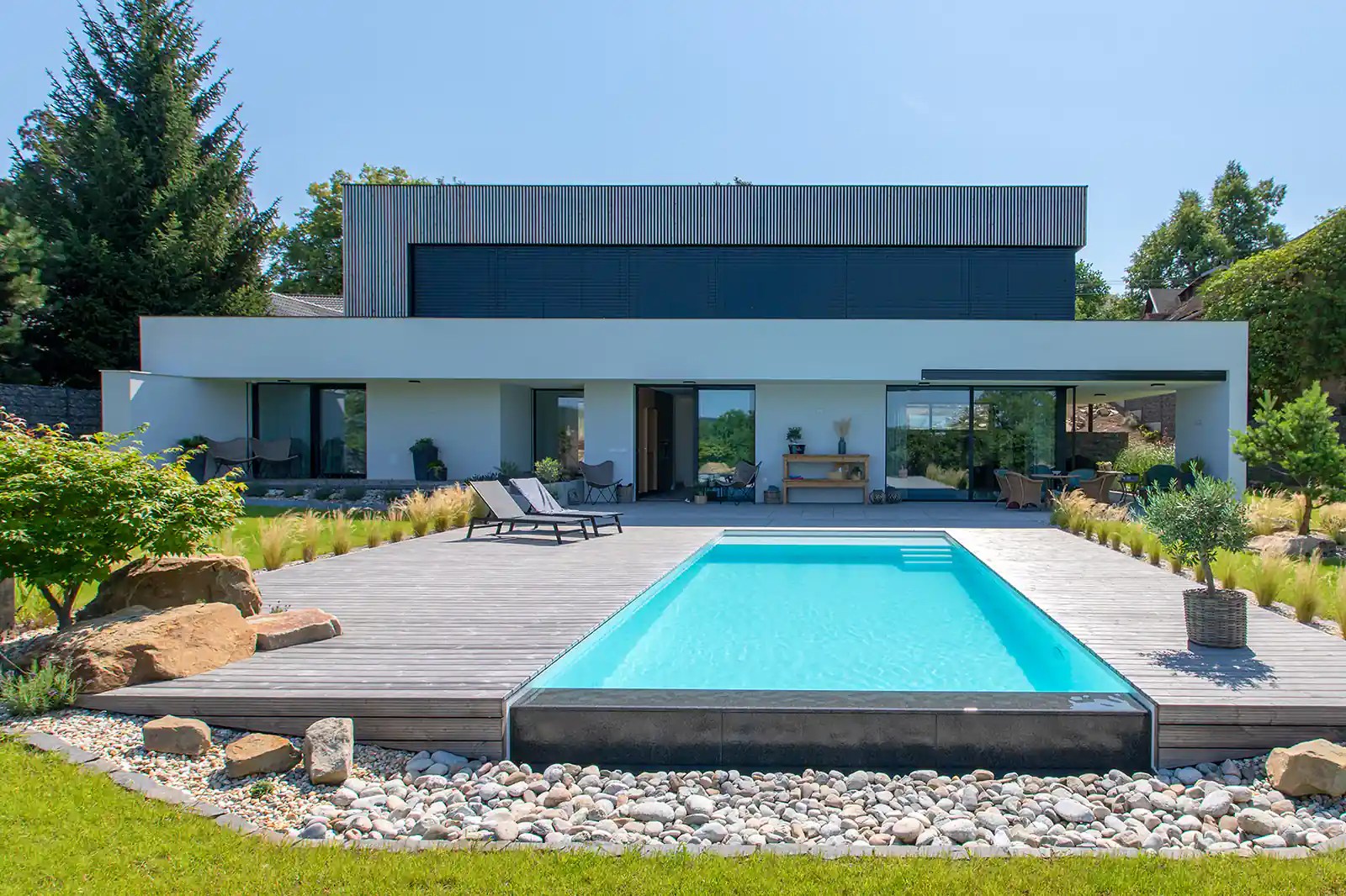 Modern villa med en Niveko Overflow Infinity