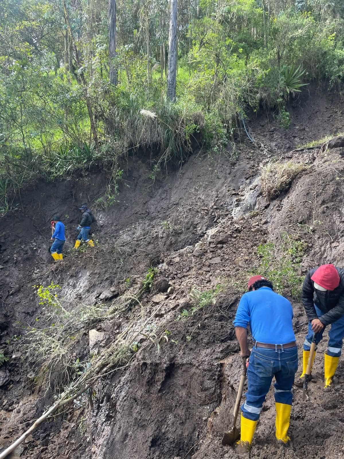 Gualaceo sin agua por daño en conducción.