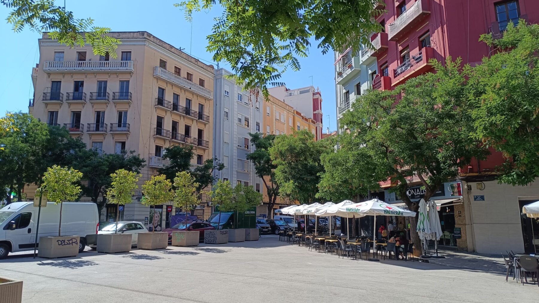 Cruce entre la calle Martínez Aloy y la plaza Pintor Segrelles. En su azotea se asomaba la alarma antiaérea