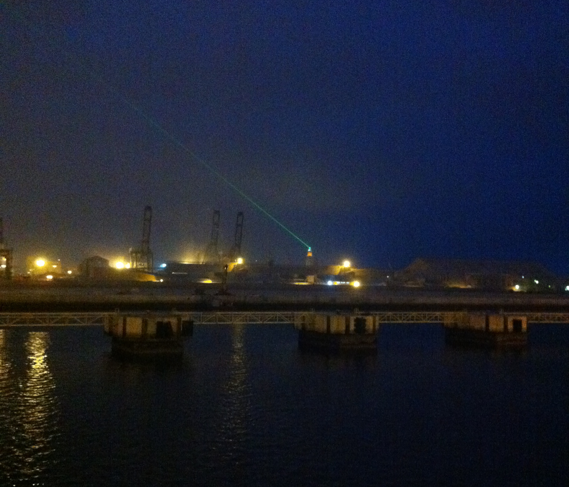 El minarete de la mezquita de Casablanca; el potente láser verde apunta a La Meca.