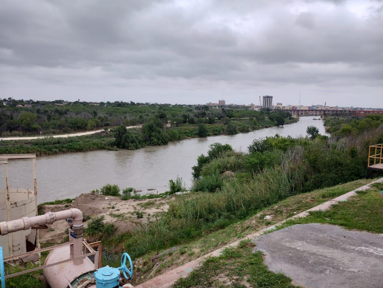 Nuevo Laredo permanece en semáforo rojo por alto consumo de agua; COMAPA llama a reforzar el ahorro