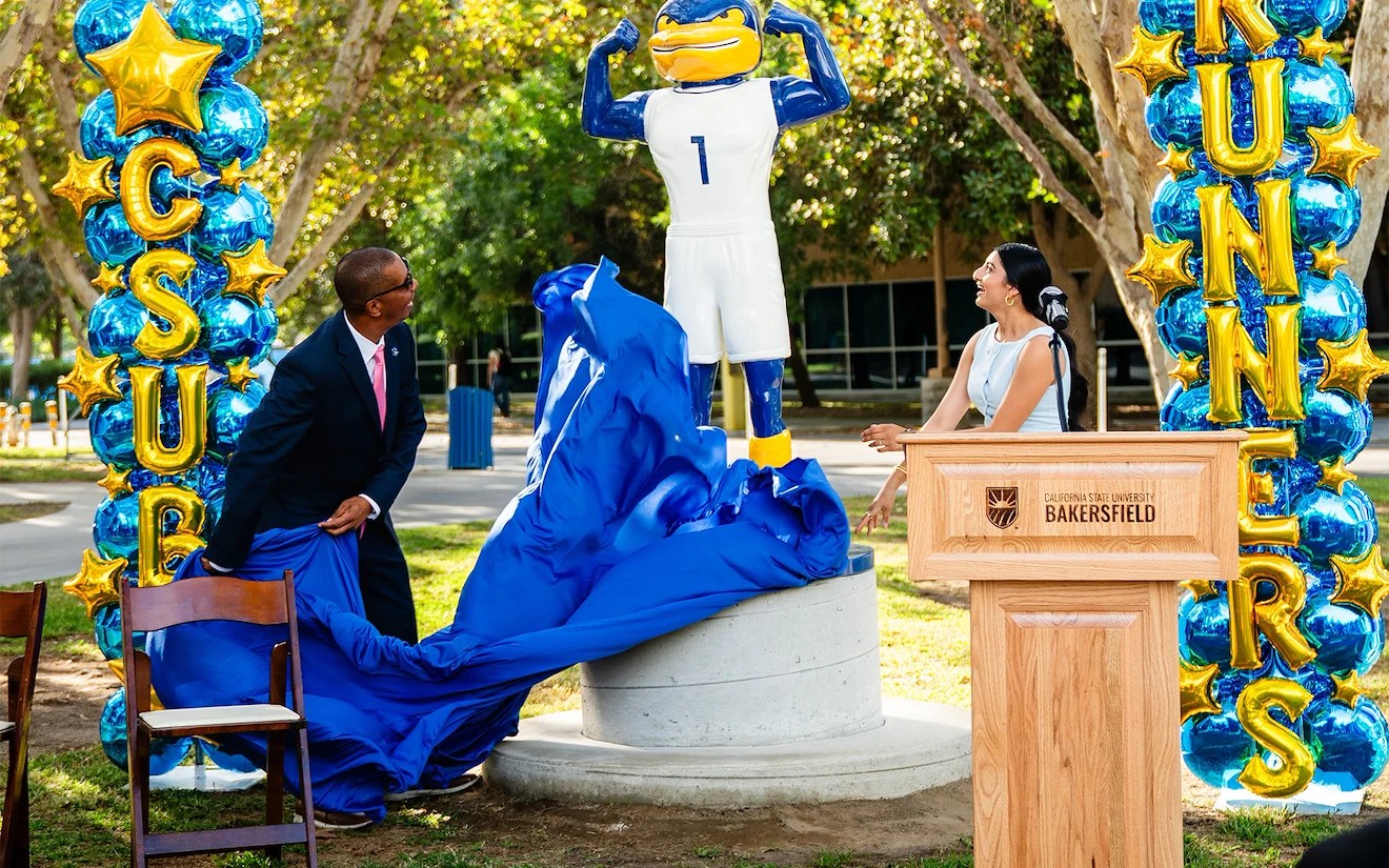 Rowdy CSUB roadrunners statue