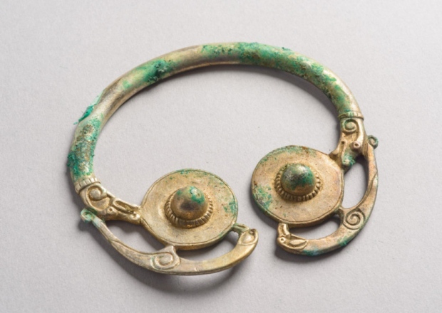 Broche penannular realizado a mano en Irlanda, perteneciente a una persona de alto status. Historic Scotland.