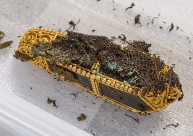 Colgante de oro, se cree que pudo contener una reliquia santa. Historic Scotland.