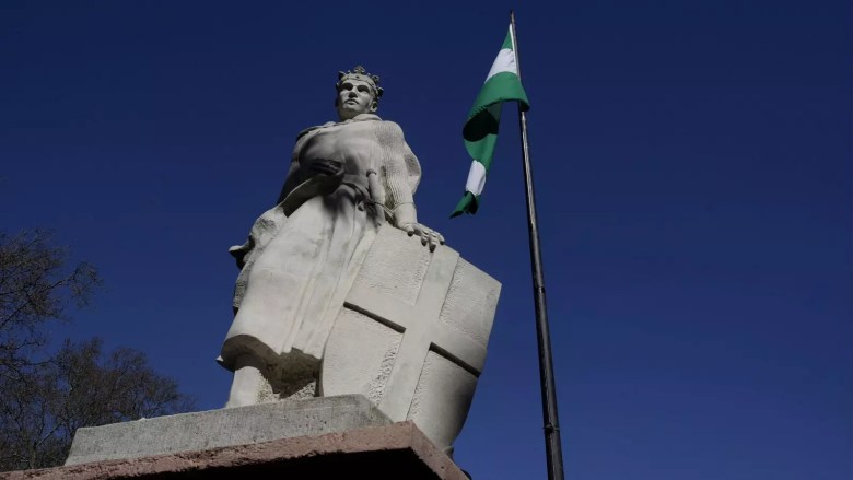 Estatua de Alfonso XI en Algeciras.