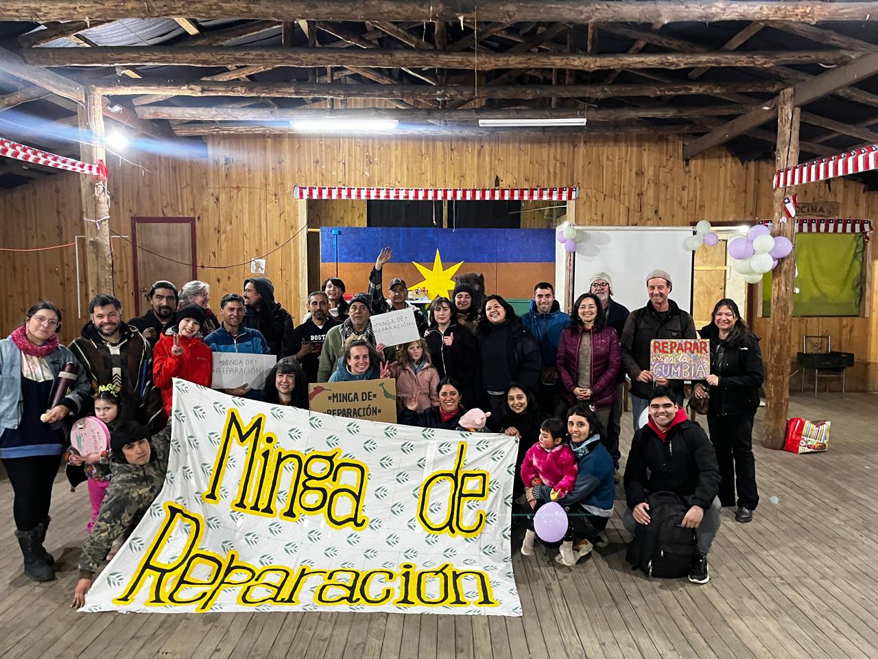 Participantes de la Minga de Reparación al cierre de la jornada realizada en Nercón, Chiloé.