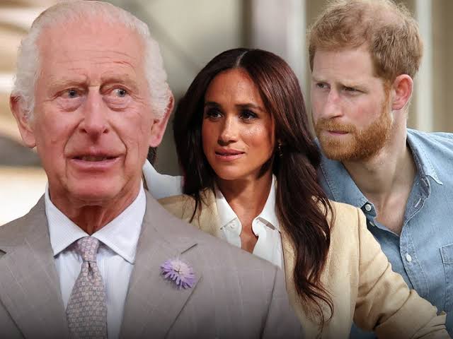 El rey Carlos III junto al príncipe Harry y Meghan, duques de Sussex, en una fotografía de archivo.