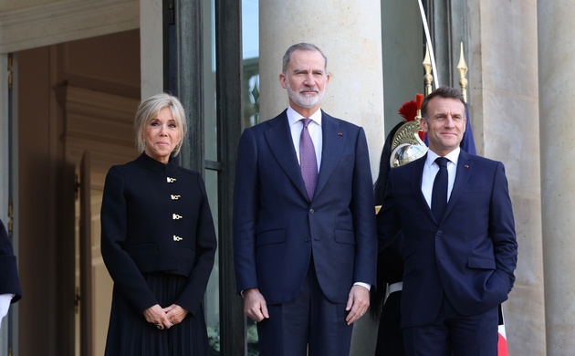 Felipe VI junto al presidente Emmanuel Macron y Brigitte Macron durante un encuentro institucional