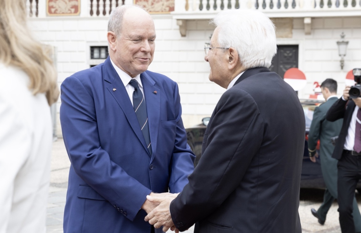 El príncipe Alberto II de Mónaco recibe al presidente italiano Sergio Mattarella durante su visita de Estado.