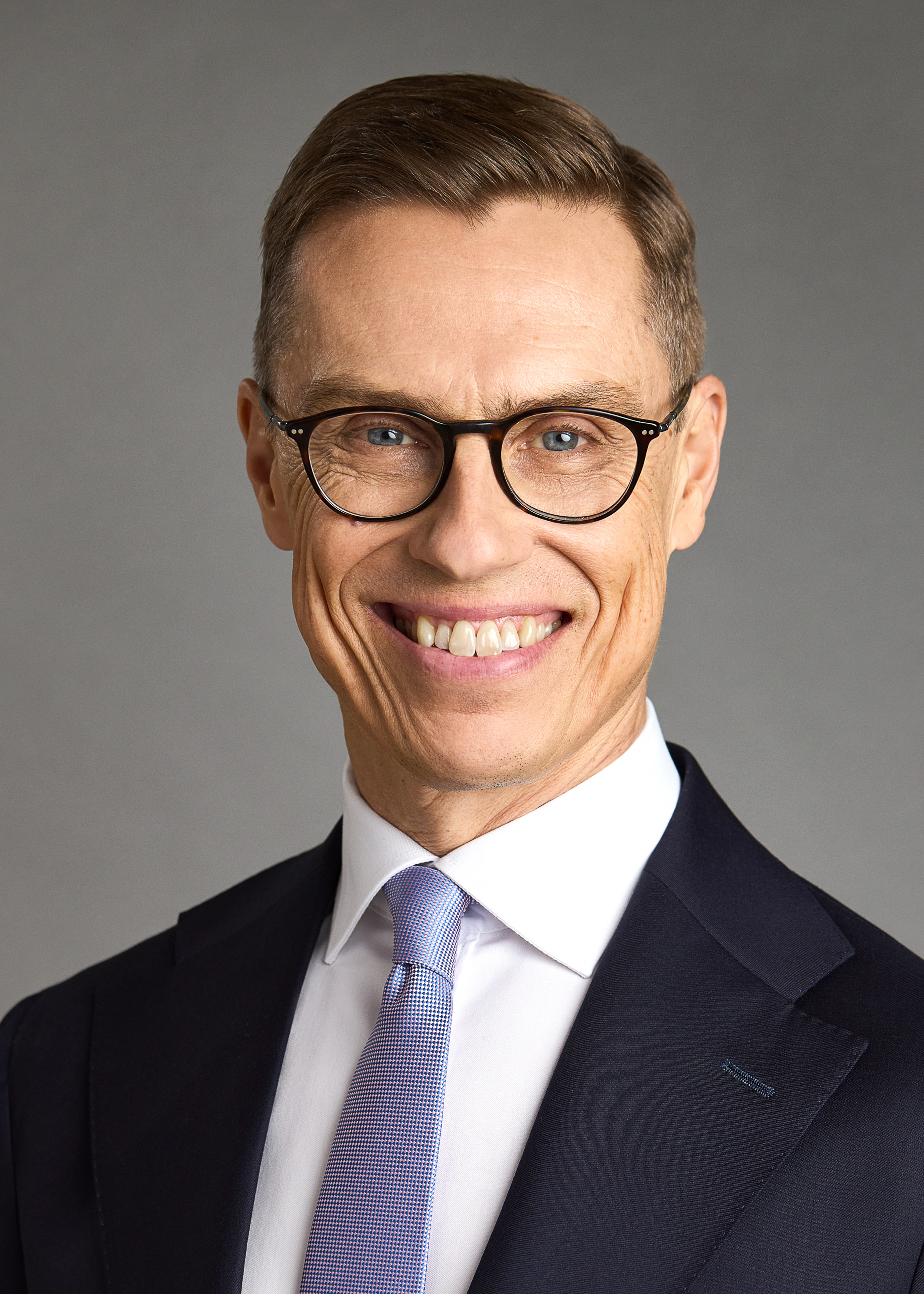 Retrato oficial de Alexander Stubb, presidente de la República de Finlandia.