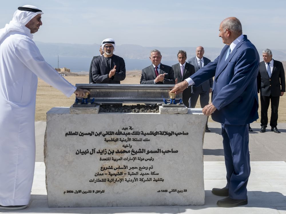 El rey Abdalá II de Jordania y Khaled bin Mohamed bin Zayed durante el inicio del proyecto ferroviario Aqaba–Shidiya–Maan.