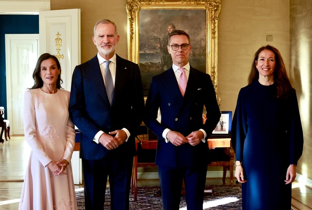 Felipe VI y la reina Letizia junto al presidente Alexander Stubb y Suzanne Innes-Stubb durante la recepción oficial en Helsinki.