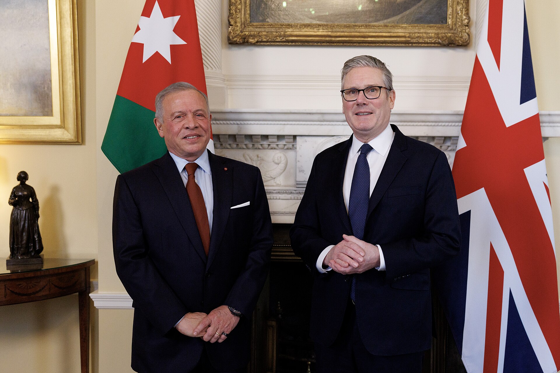 El rey Abdalá II de Jordania junto al príncipe heredero Hussein durante una visita oficial en Londres en 2026.