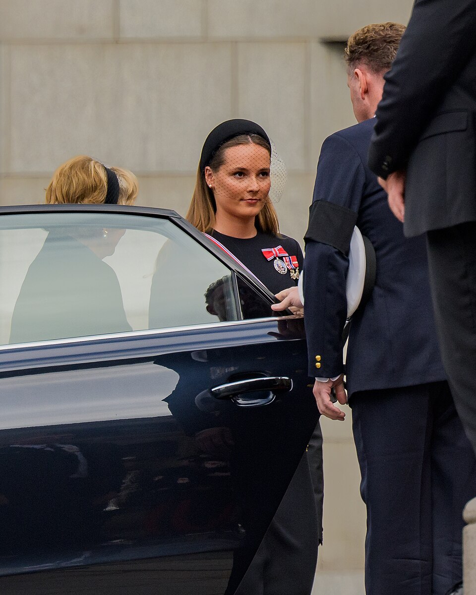 La reina Sonja junto a la princesa Ingrid Alexandra de Noruega durante los actos de la sucesión de 2026.