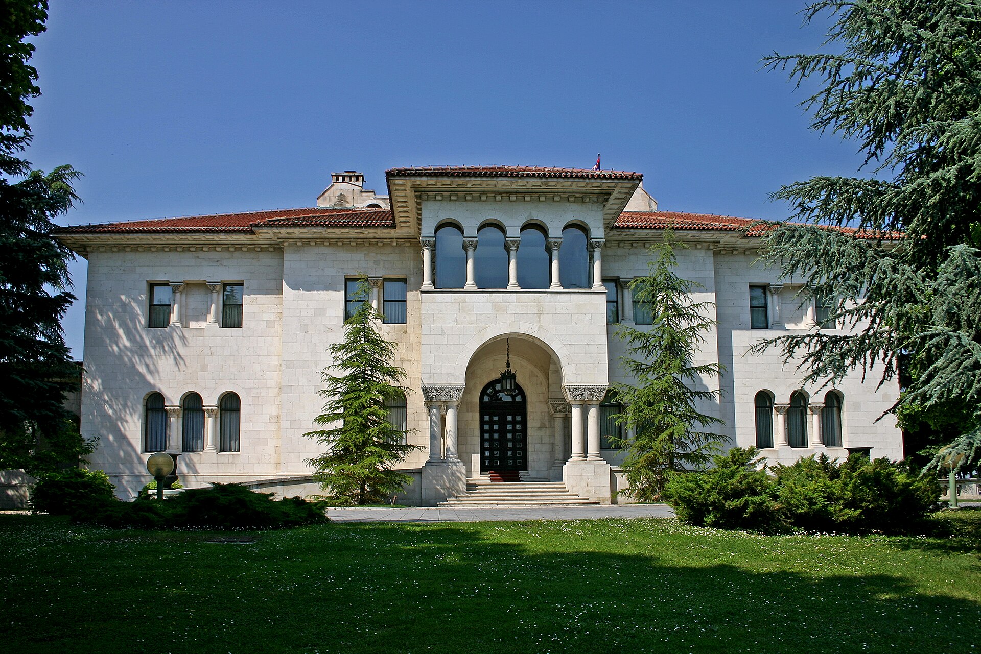 Fachada del Palacio Real de Belgrado, residencia histórica de la Casa Karađorđević de Serbia.