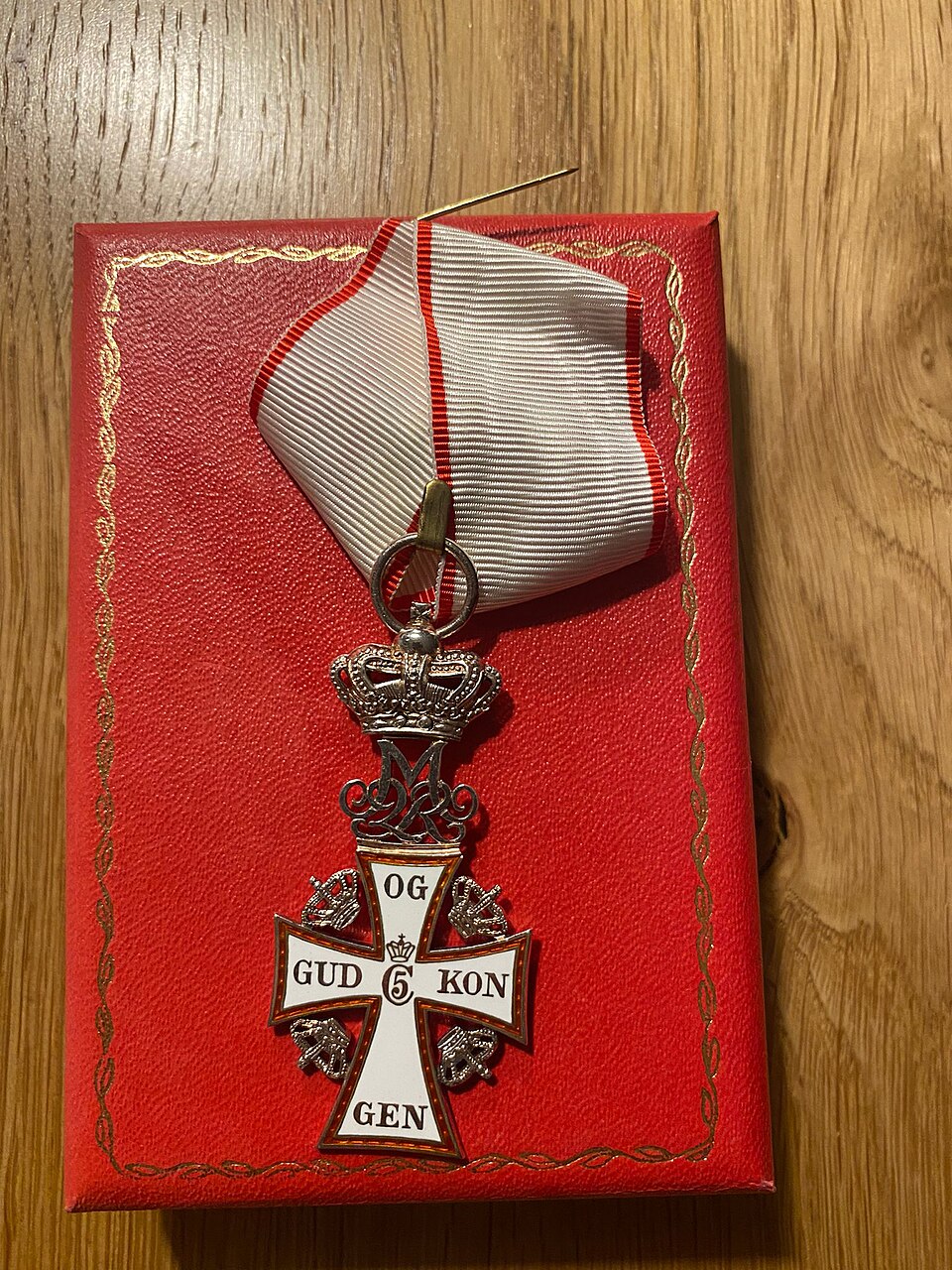 Insignia de la Orden de Dannebrog de Dinamarca en un estuche rojo; fotografía de archivo, no de las concesiones de 1951.