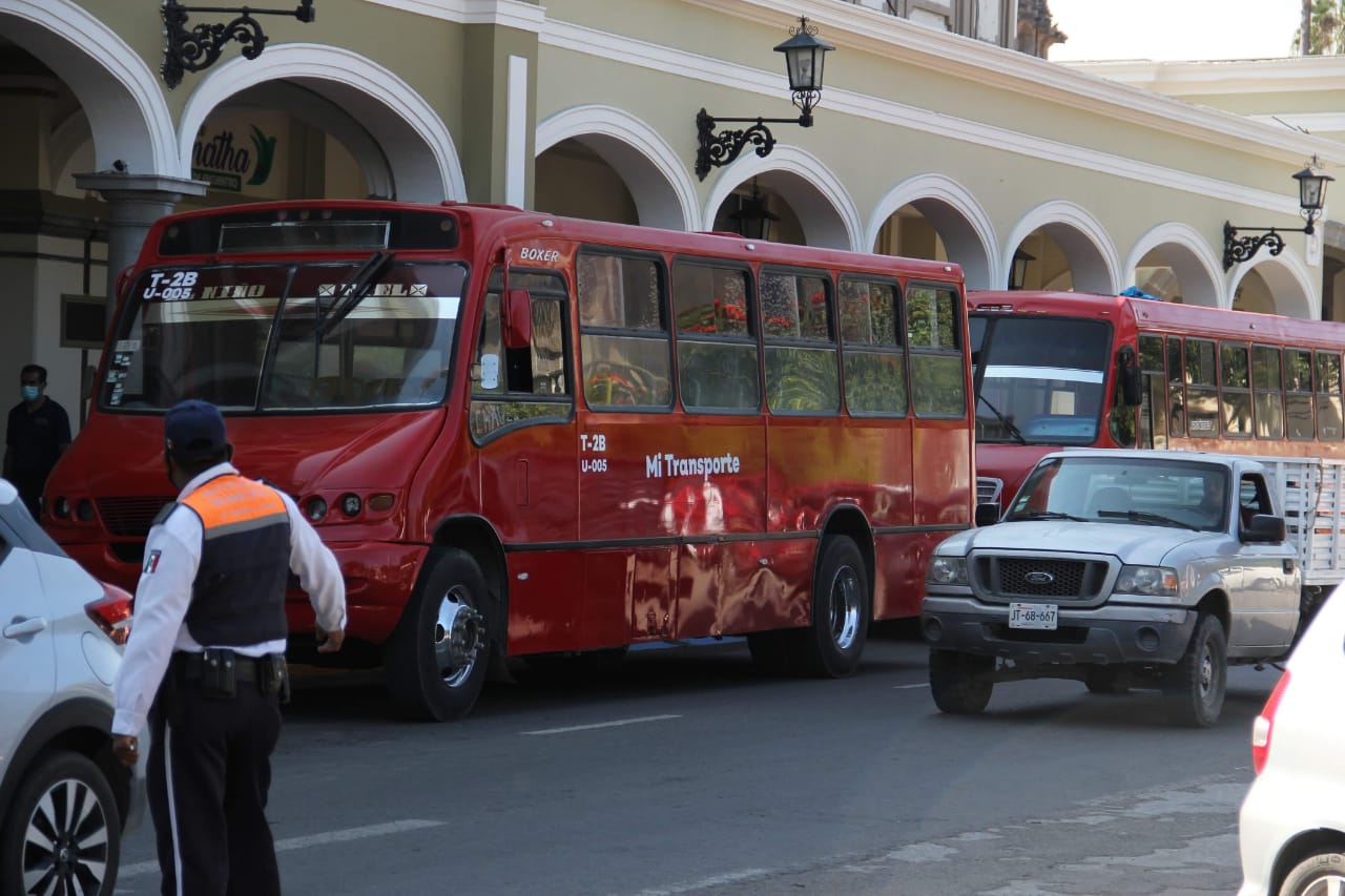 , Transportistas de los «rojos» exigen permiso para operar en Zapotlán