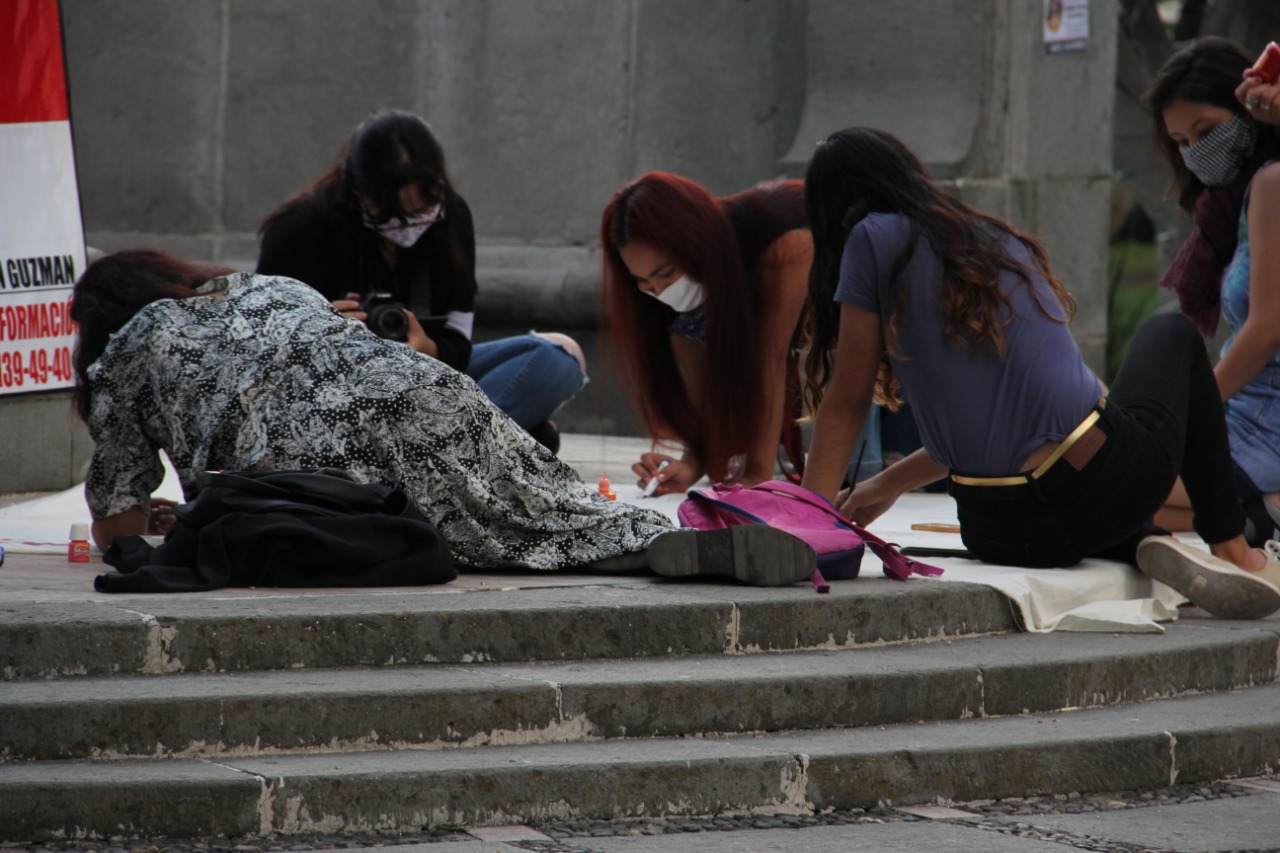 , Feministas realizan mural visibilizando la violencia de género en Ciudad Guzmán